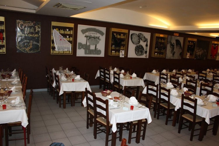 Foto da sala de jantar do Restaurante Dom Leitão antes da refeição