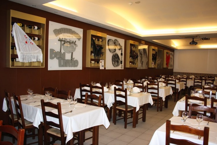 Foto da sala de jantar do Restaurante Dom Leitão antes da refeição