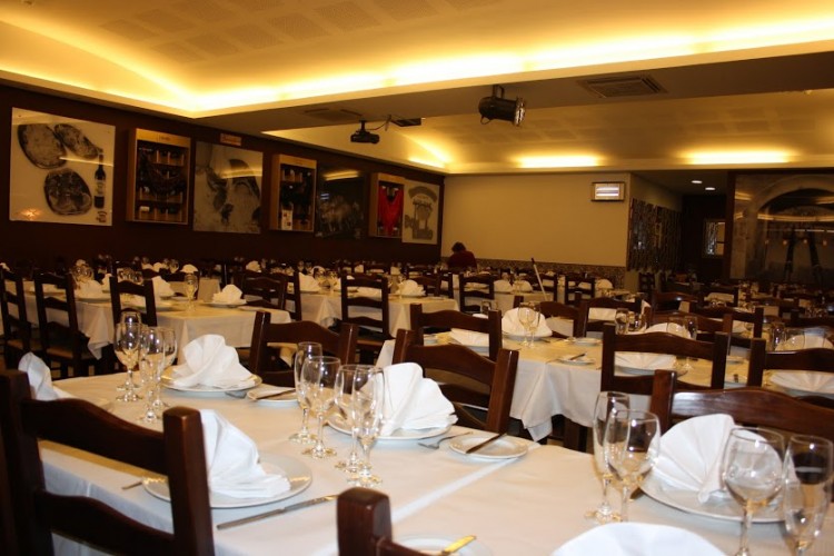 Foto da sala de jantar do Restaurante Dom Leitão antes dum Jantar com Fados