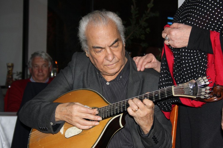 Fado com Carlos Goncalves acompanha com a sua guitarra portuguesa