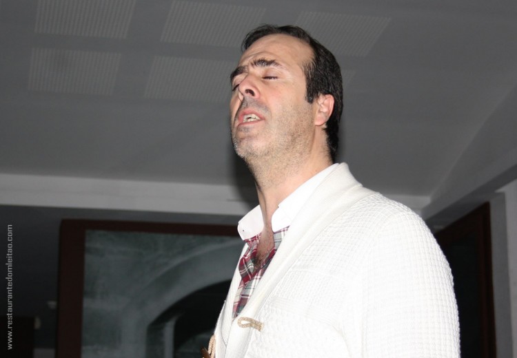 José Gonçalez canta o fado em Lisboa no Restaurante Dom Leitão
