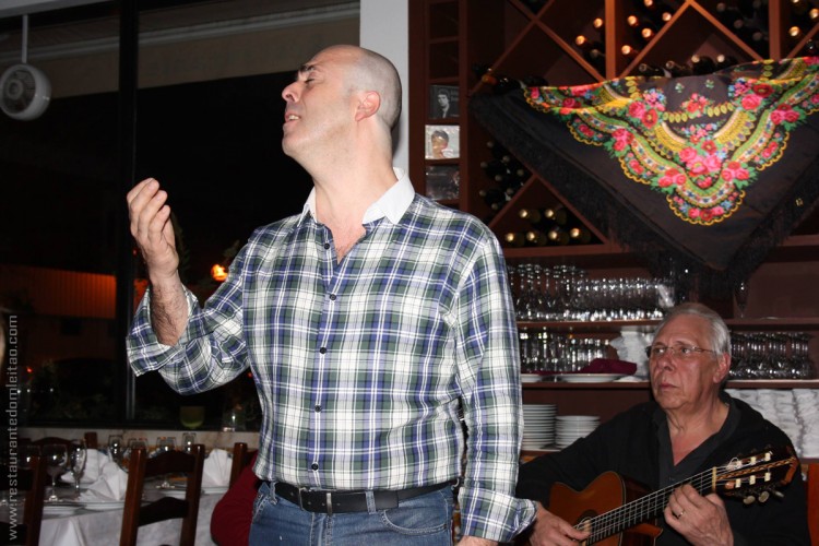 Fadista José Gonçalez canta o fado no Restaurante Dom Leitão