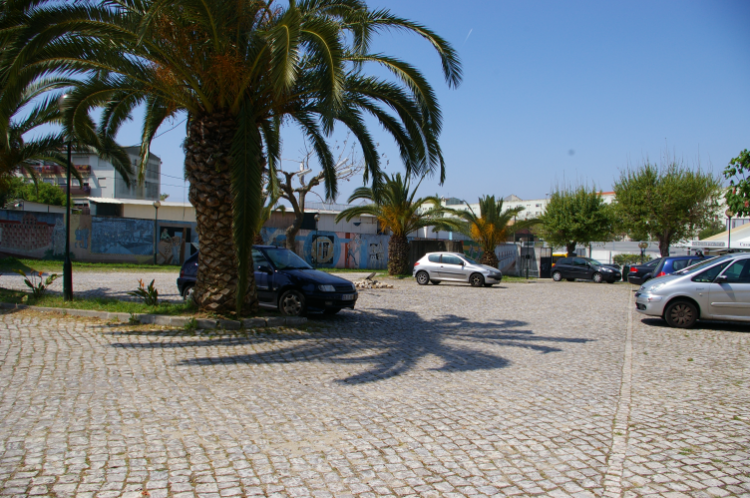 Parque de estacionamento do Restaurante Dom Leitão no Estádio Pina Manique em Lisboa