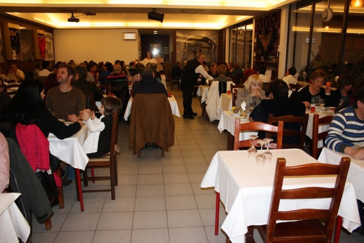Sala do Restaurante Dom Leitão em pleno funcionamento ao Jantar