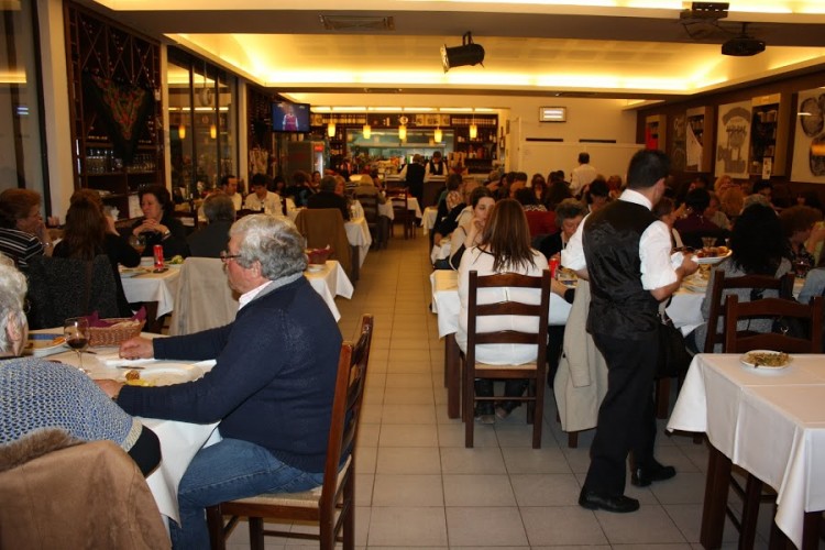 Sala do Restaurante Dom Leitão em pleno funcionamento ao Jantar