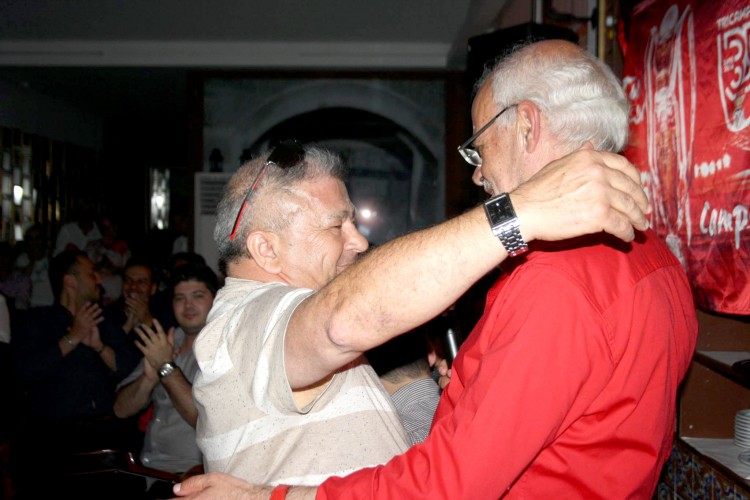 António Serra abraça o amigo Jose Bento Leitão