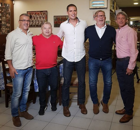 A equipa do programa da Sport TV, O Bar da TV, Restaurante Dom Leitão, Ricardo Araújo Pereira, António Serra, Carlos Manuel, Diamantino, Benfica, Televisão